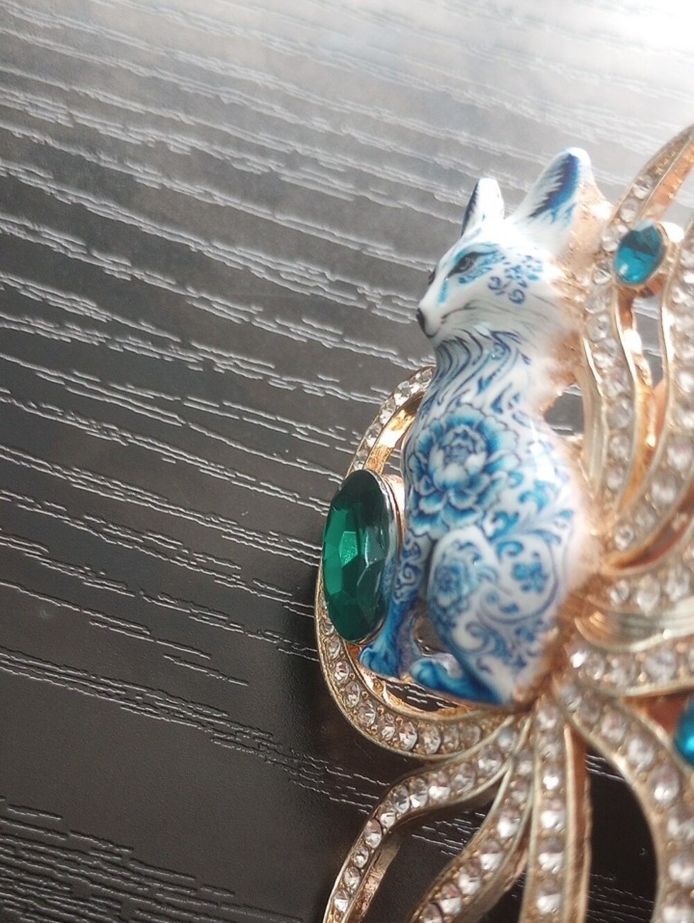 Blue White Delft Floral Fox Gold-Tone Brooch Pin with Emerald Accents - Picture 2 of 4